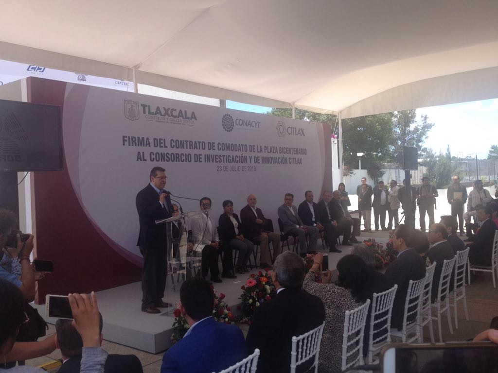 El Gobierno del Estado de Tlaxcala, Marco Antonio Mena Rodríguez, junto con el Conacyt, firmaron el convenio de comodato de la Plaza Bicentenario. (Ad