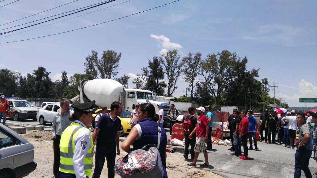Los socios conductores se manifestaron y bloquearon el paso en Periférico Norte y Parres Arias. (Cortesía)