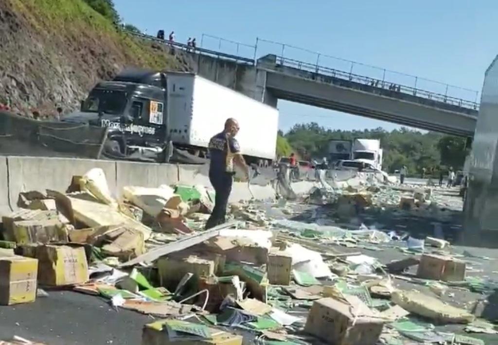 Tras el accidente, los libros quedaron sobre la vialidad. (Isabel Zamudio)
