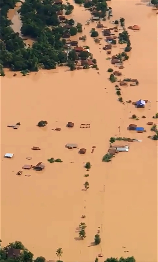 Al menos seis aldeas quedaron bajo el agua. (AFP)
