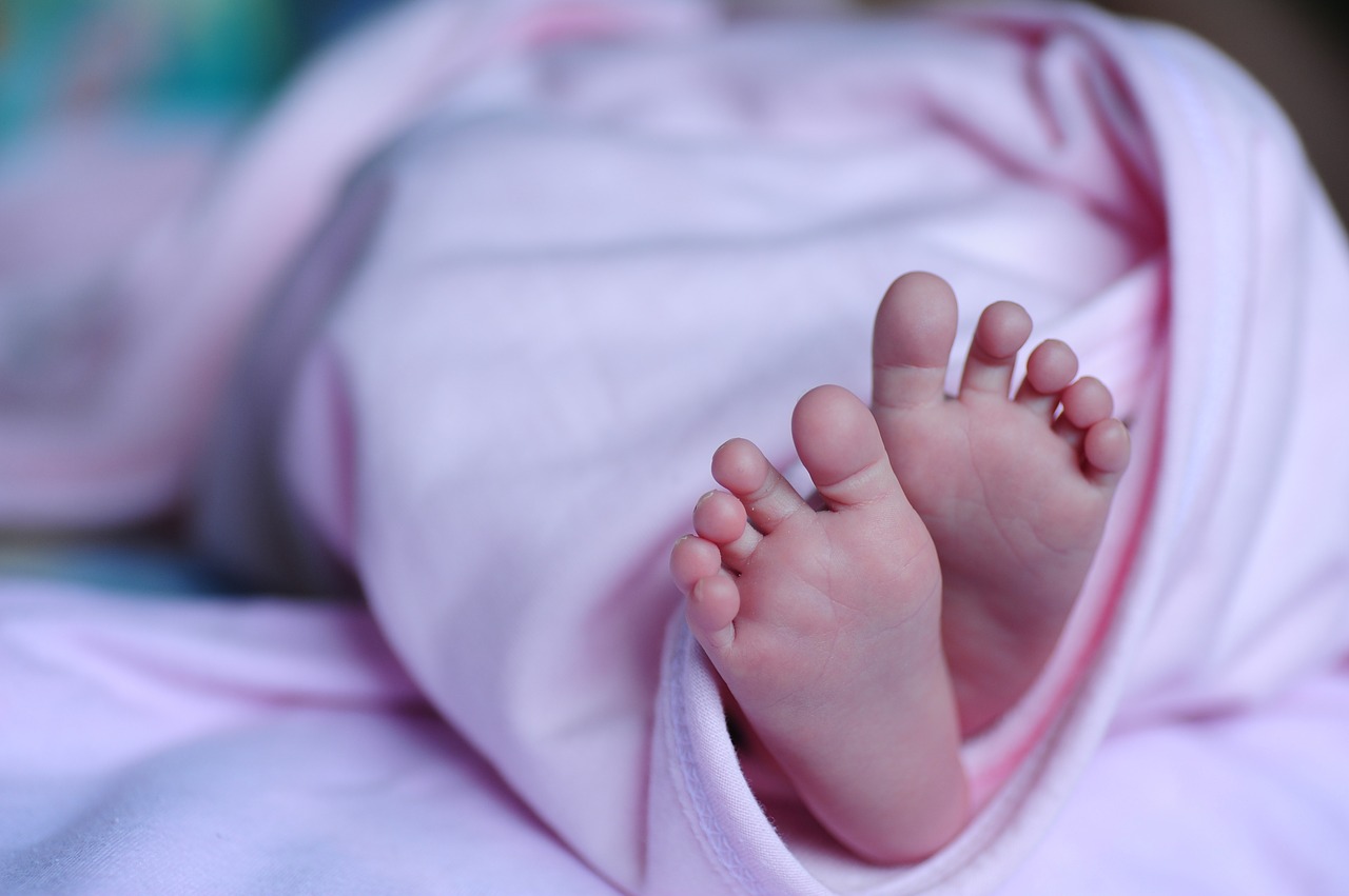 Los bebés murieron por 'una condición pulmonar' posiblemente relacionada. (Especial)