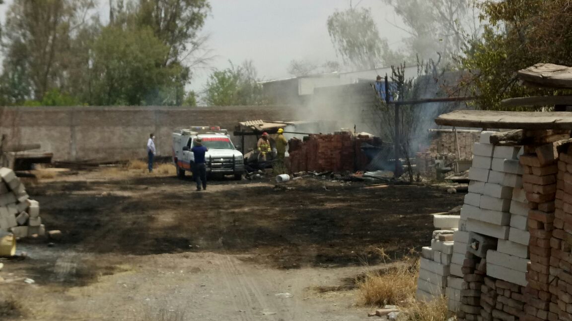 En la casa se encontraba un pequeño de 4 años, quien resultó ileso. (Especial)