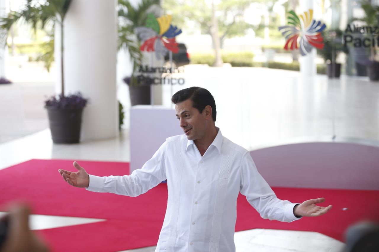 Enrique Peña Nieto dio la bienvenida a los presidentes latinoamericanos. (Héctor Téllez)
