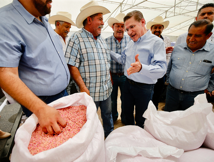 Entregó 21 millones de pesos en apoyos a ganaderos y campesinos. (Especial)