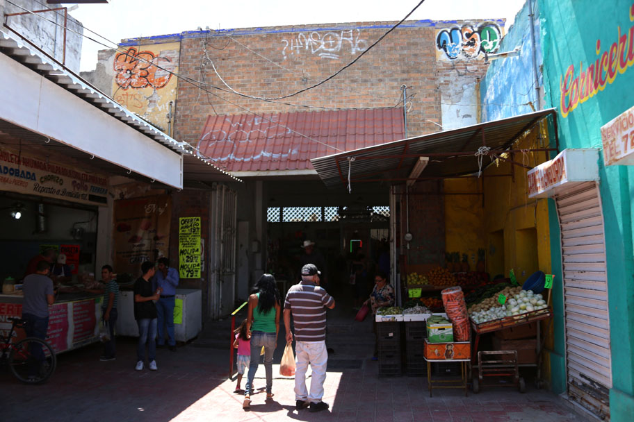 Los locatarios quieren darle "un poco de vida al mercado" pues aseguran que laguneros desconocen su existencia. (Saúl González)