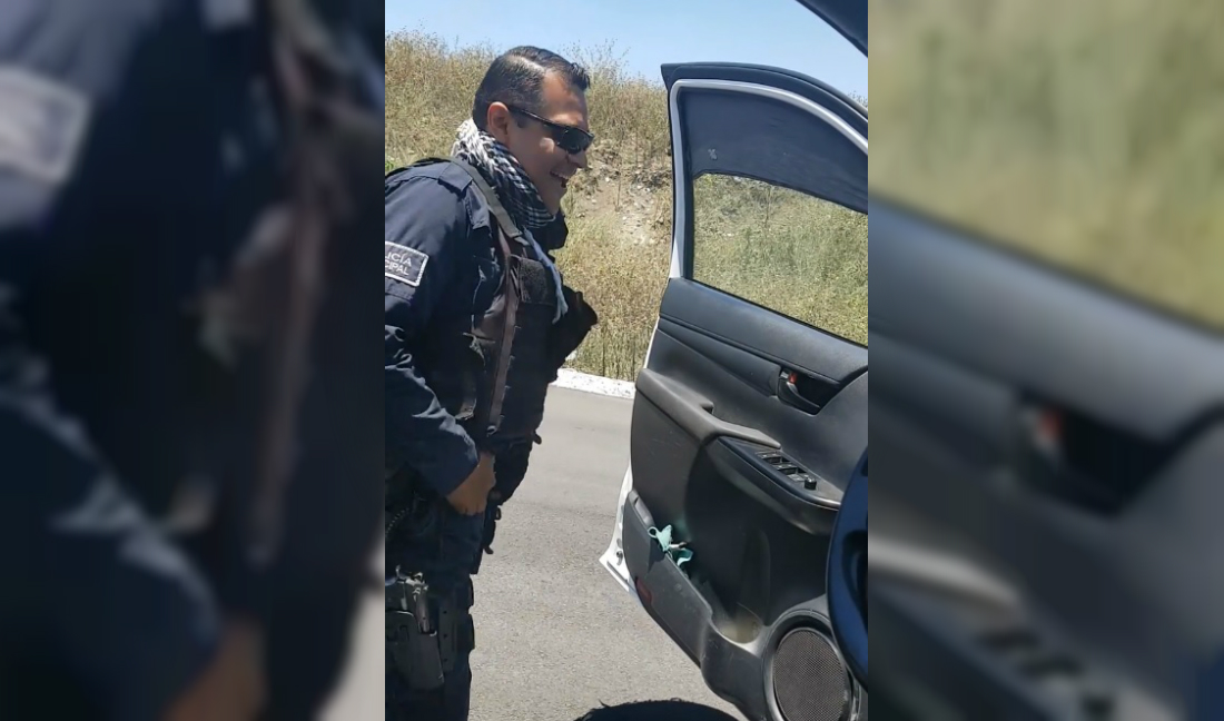 El uniformado bajó de su vehículo para bailar al ritmo de 'La Chona' (Especial).