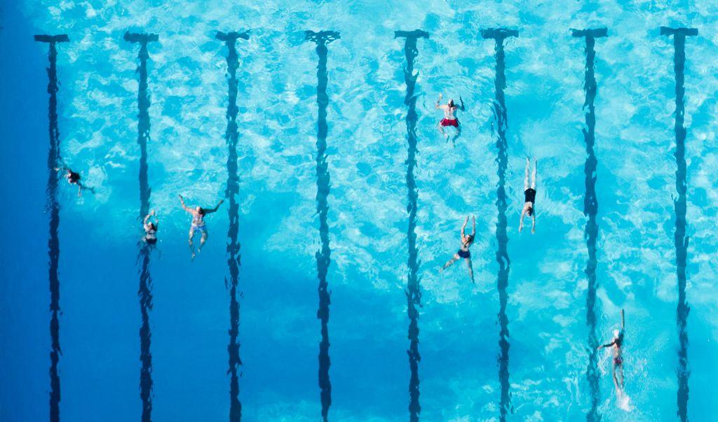Alemania- Una foto aerea muestra a los bañistas en la piscina pública Ricklinger Bad. AFP / Julian Stratenschulte