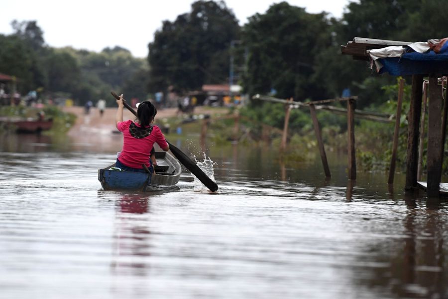 Las autoridades buscan a 131 desaparecidos tras las inundaciones provocadas por el colapso de una presa.