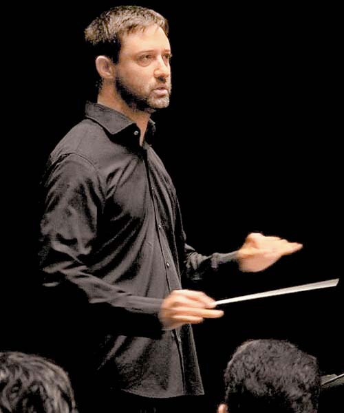 Nada se compara a la experiencia de  la música en vivo, afirma el director  de la Orquesta, Rodrigo Macías.