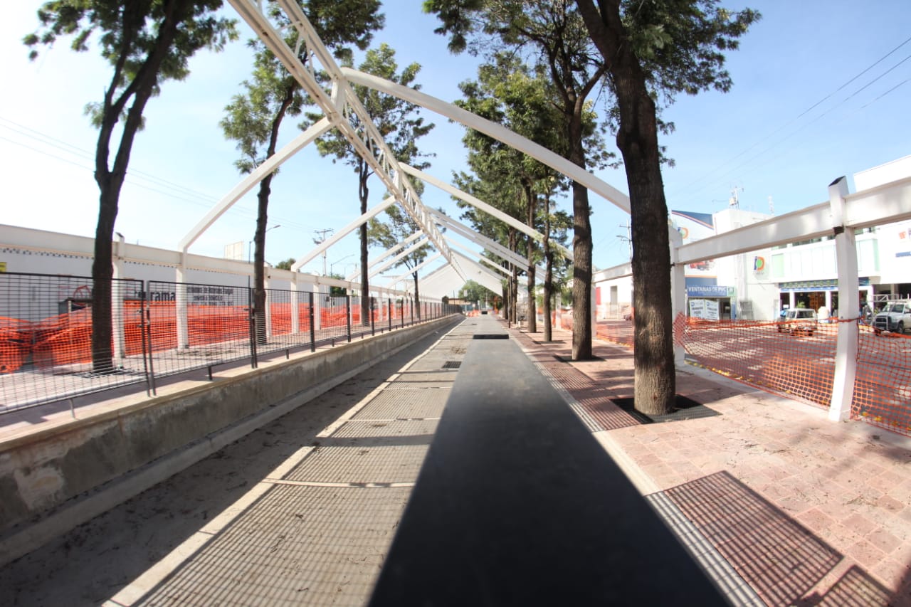 Construyen paradero del SIT entre árboles. (Foto Dany Béjar)