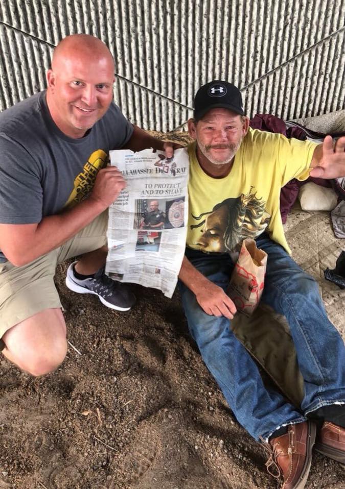 El indigente consiguió el trabajo gracias a la ayuda del oficial John Carslon. (Facebook: Tallahassee Police Department)