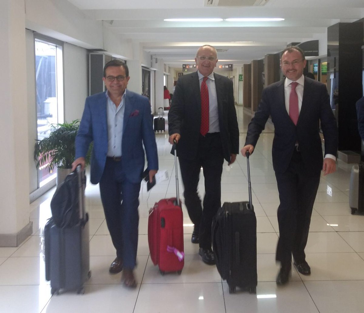 Luis Videgaray compartió una imagen en Twitter previo a tomar su vuelo rumbo a Washington.