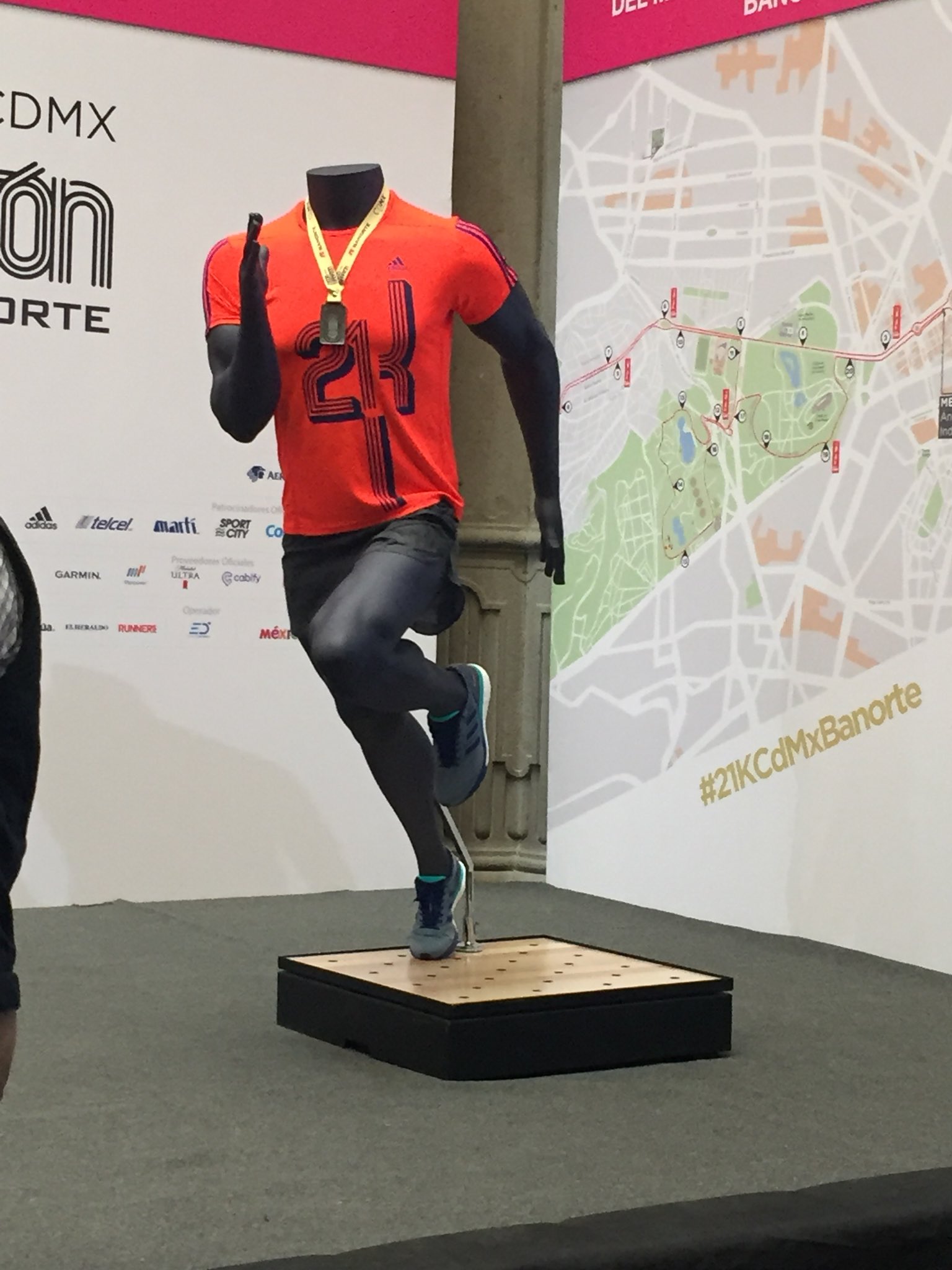 Playera y medalla del Medio Maratón de la Ciudad de México (Bruno Cabello)