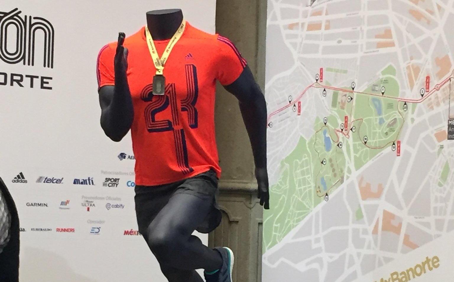 Presentan playera y medalla del Medio Maratón de la CdMx Grupo Milenio