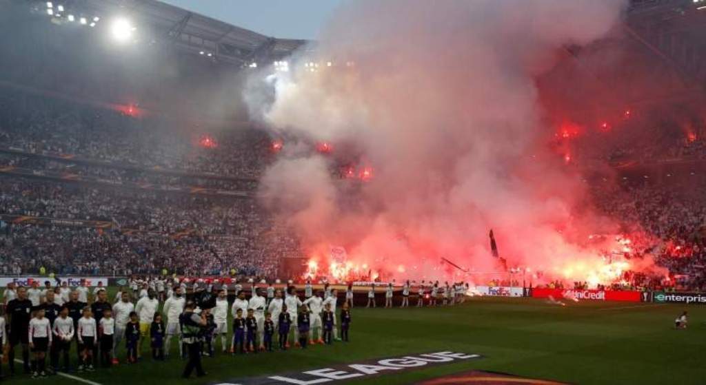 Los ultras del Marsella encendieron bengalas antes del inicio de la Final de la Europa League. (EFE)