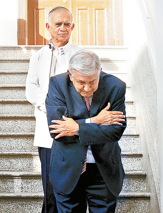 El virtual presidente electo, afuera de su casa de campaña en La Roma. (Juan Carlos Bautista)