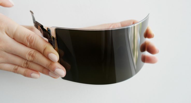 El panel simula el cristal pero es mucho más resistente. (Samsung)