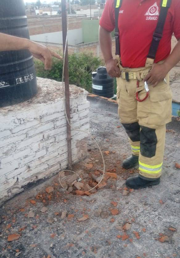 El incidente solo dejó daños materiales en el techo de la vivienda. (Cortesía)