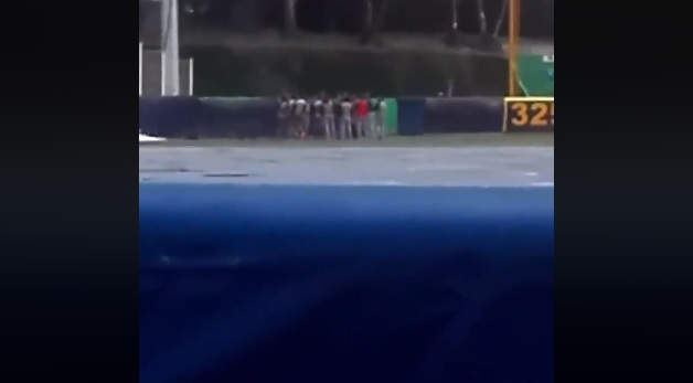 Momento donde los jugadores de Piratas estarían quemando una gallina (Telesur)