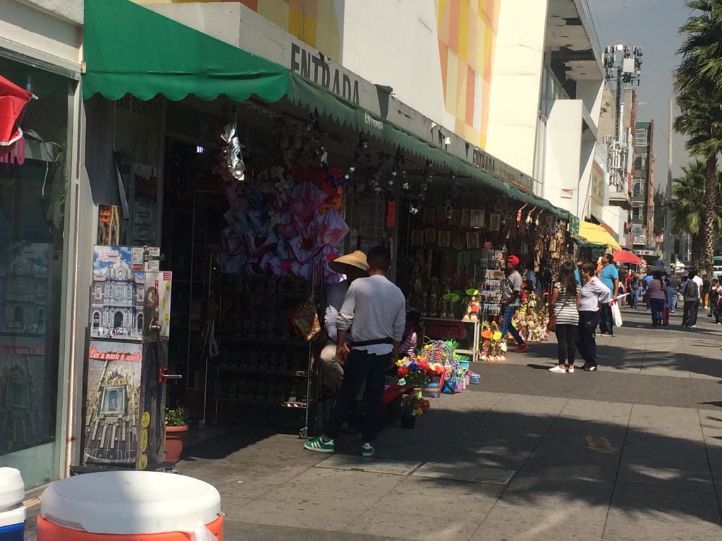 Los ambulantes en la calzada de Guadalupe. (Yanira Franco )