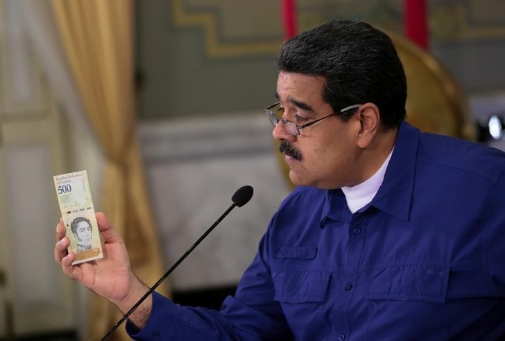 Maduro sostiene un billete de la nueva moneda venezolana, Bolívar Soberano. Reuters