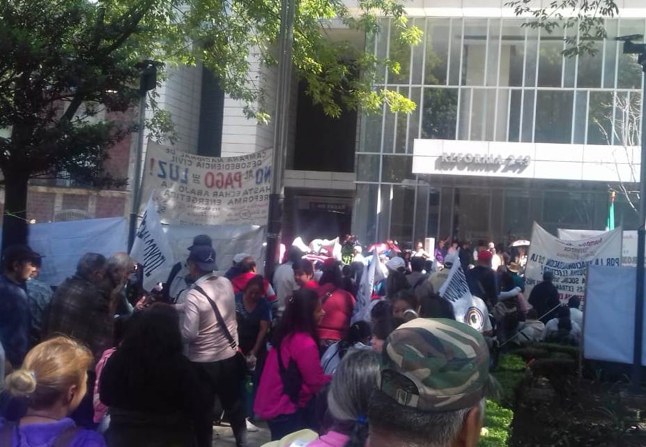 Los manifestantes protestan frente a las embajadas de Francia, Colombia, España, Alemania y Canadá. (César Velázquez)