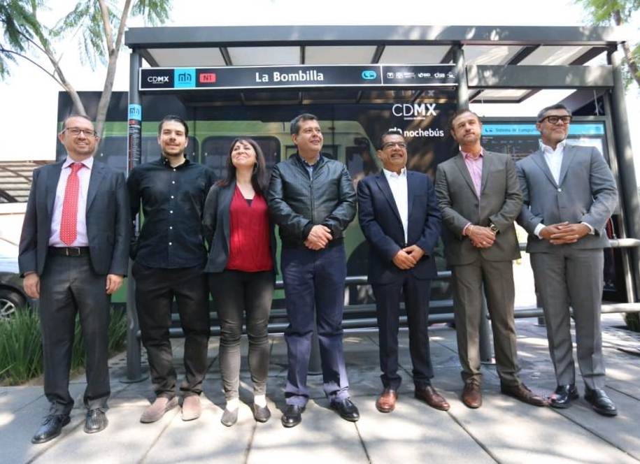 Amieva, dio el banderazo de salida, junto a emprendedores del 'Laboratorio para la Ciudad'. (Javier Ríos)