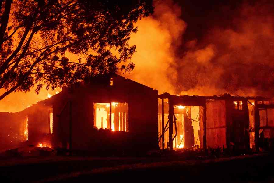 El incendio ya consumió a 69 edificios. (AFP)