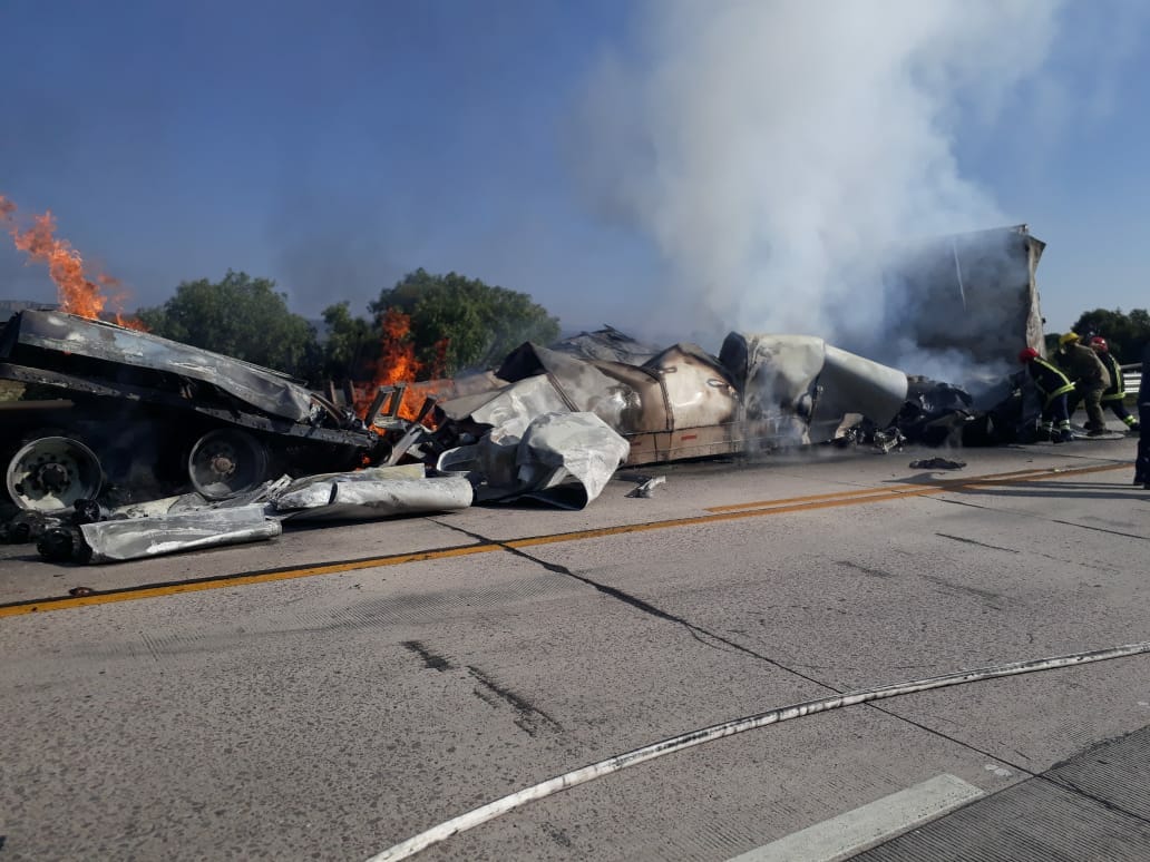 Elementos de rescate participaron en la contención de las llamas y la liberación del paso vehicular, (Cortesía)