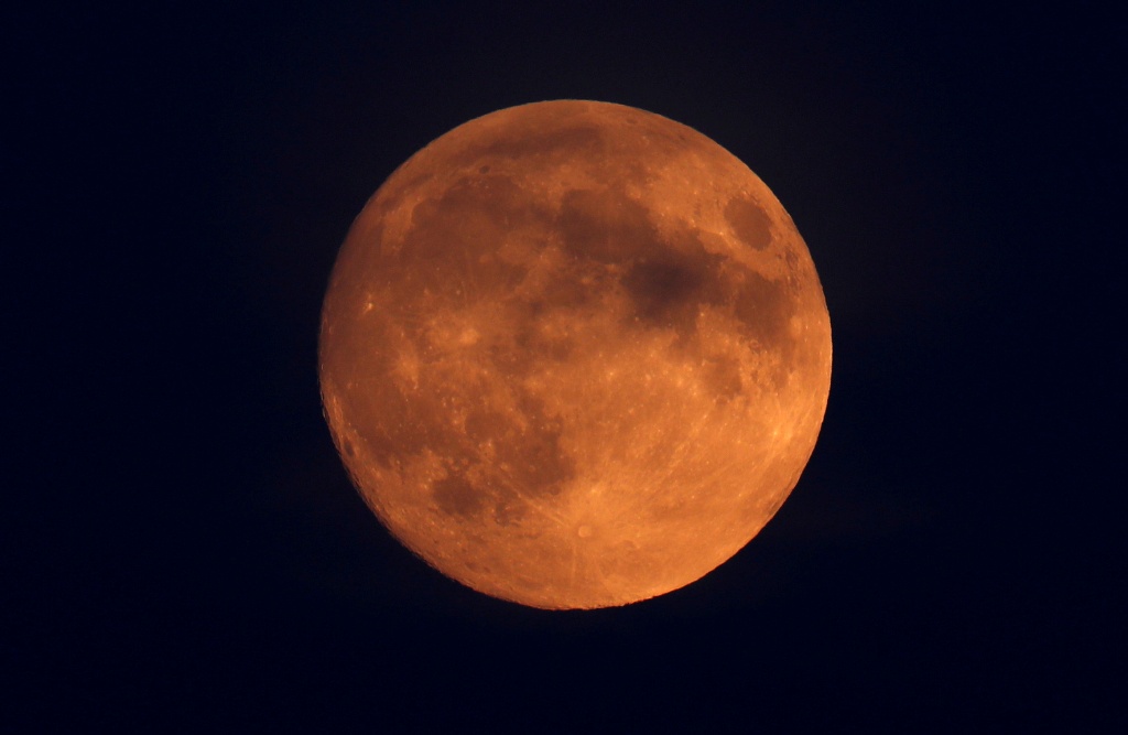 La Luna se ve por encima de Londres. (Reuters)