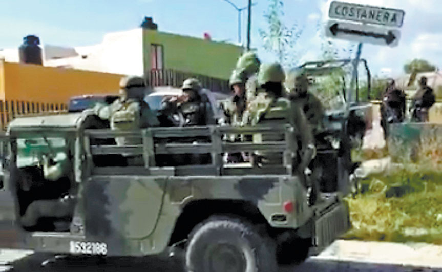 Militares recorren el área del multihomicidio en el municipio guanajuatense. (Especial)