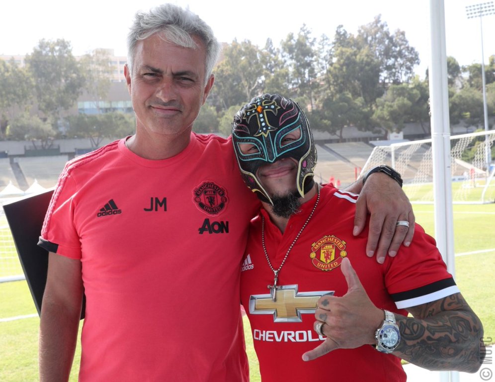 Rey Mysterio con José Mourinho, en el entrenamiento del Manchester United. (@ManUtd_Es)