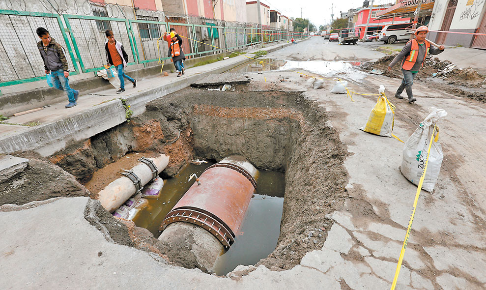 Siguen las labores para sustituir o reparar tuberías en algunos puntos de la ciudad. La imagen, en Tláhuac. (Jesús Quintanar)