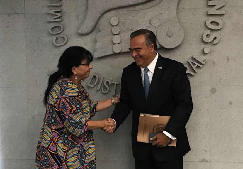 El titular de SSP, Raymunbdo Collins, se reunió con la presidenta de la CDHDF, Nashieli Ramírez. (Especial)