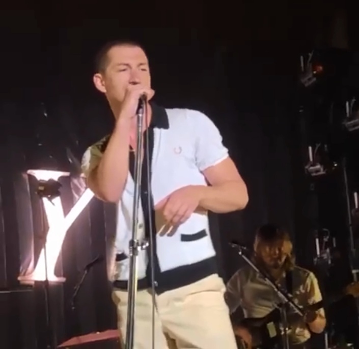 Alex Turner rapó su cabeza y ahora muestra nuevo look en un show donde hicieron un cover a The Strokes (Captura de pantalla).