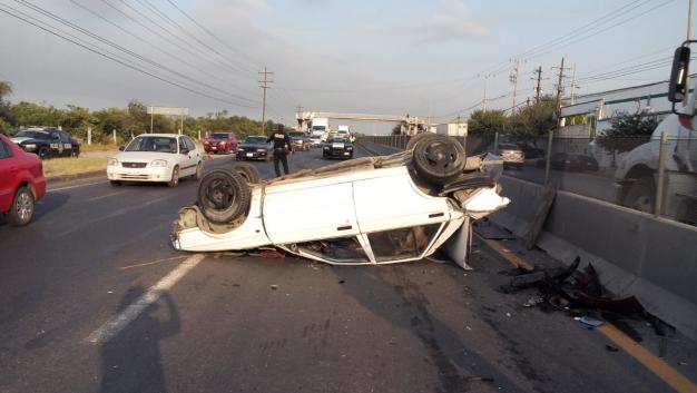 El automóvil quedó volcado sobre uno de los carriles de la avenida. (Foto: Especial)
