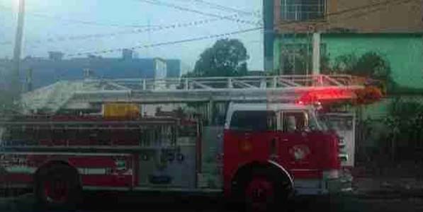 Bomberos acudieron a sofocar el fuego.