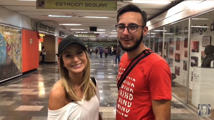 Geraldine Bazán y Ángel Claude recorrieron algunos lugares del metro. (Foto: Captura de pantalla de YouTube)