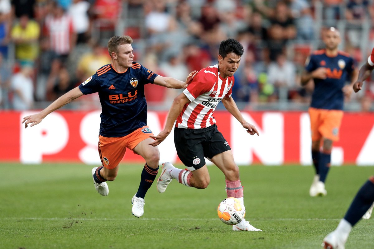 Hirving Lozano en su regreso con el PSV (Twitter @PSV)