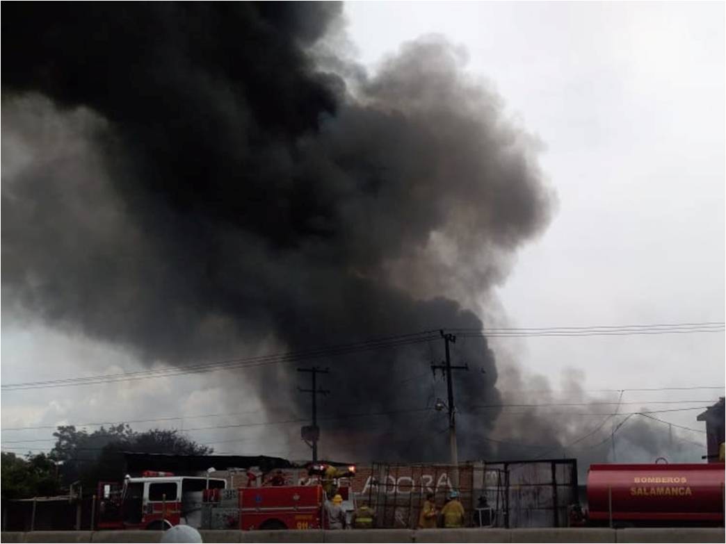 Incendio en recicladora de Villagrán. (Foto cortesía)
