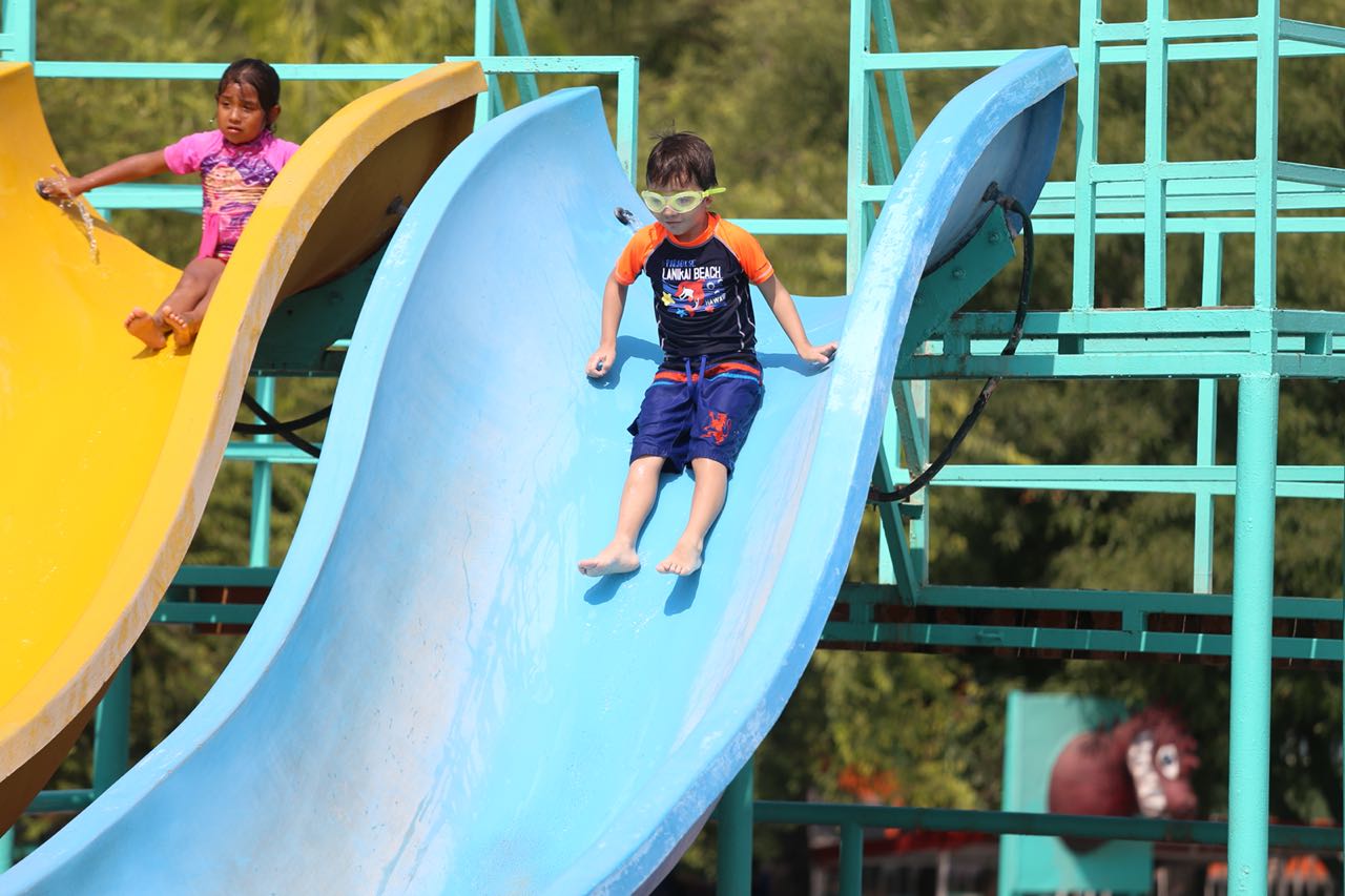 El Parque España y otras albercas públicas de la entidad son una opción económica para quienes no pudieron salir de vacaciones. (Jorge López)
