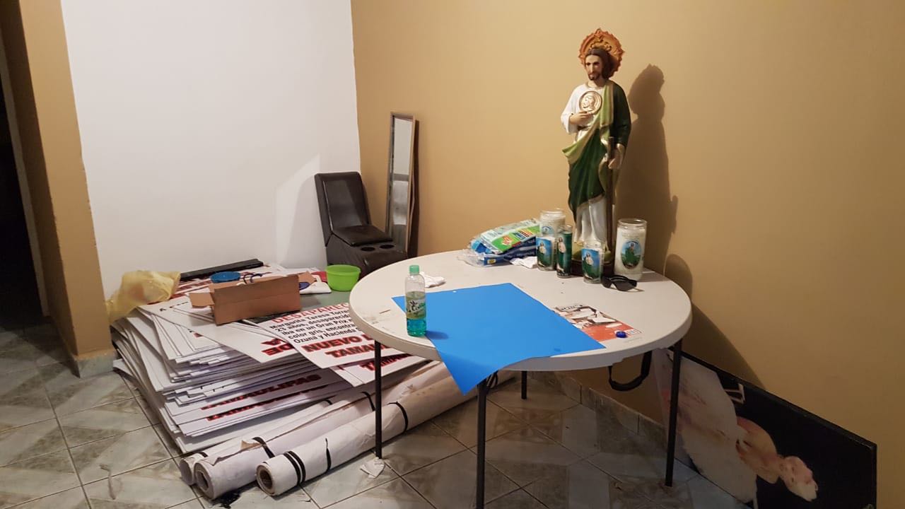 Arsenal y pancartas encontradas por autoridades en Nuevo Laredo (Cortesía)