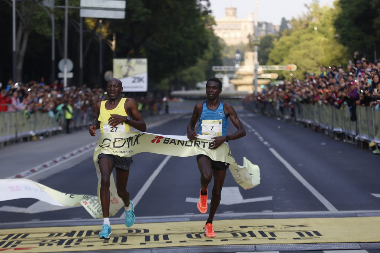 En cierre de fotografía, el keniano Julius Kibet (izquierda) ganó el Medio Maratón de CdMx. (Foto: Araceli López)