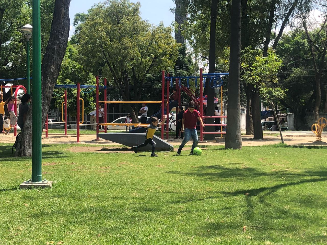 Familias disfrutando de las vacaciones en León. (Joana Casillas)