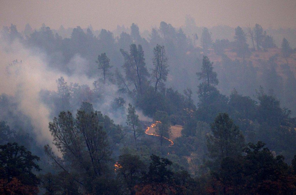 Ese incendio es uno de los 17 que continúan ardiendo a través de diversas zonas. Reuters