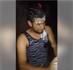 Un joven se baña en la lluvia tras 7 días sin servicio de agua potable/Notivox Digital.