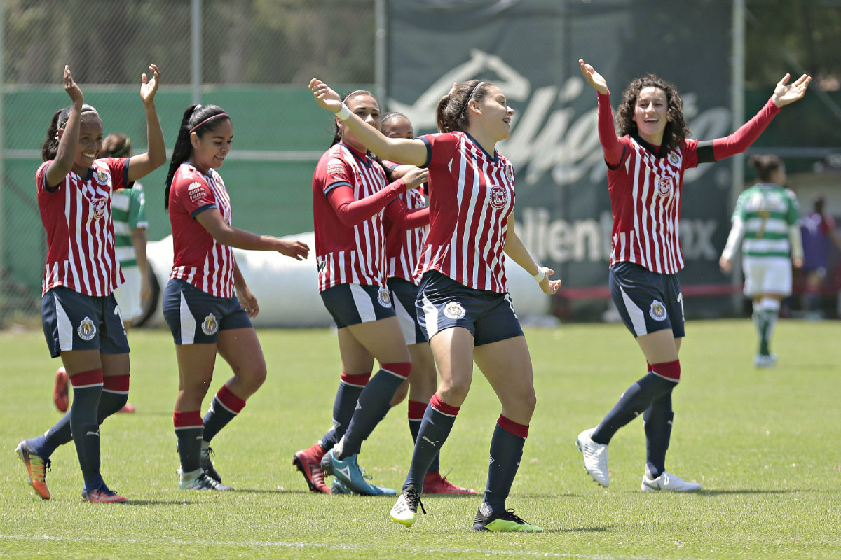 Jugadoras de Chivas en festejo de gol (Imago7)
