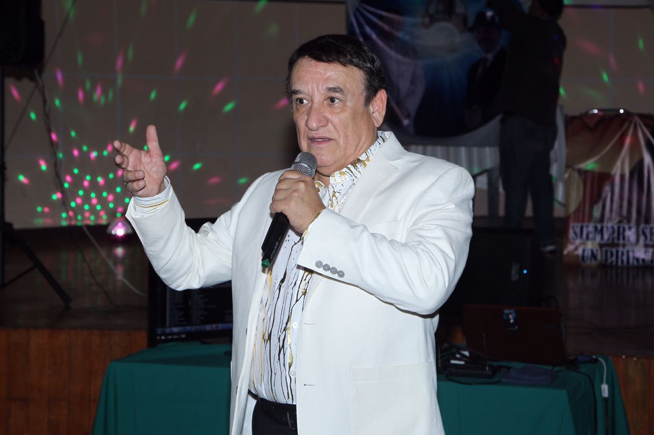 Manolo Marroquín  interpretó su canción a modo de homenaje en una reunión de fans. (Foto: Edgar Negrete)