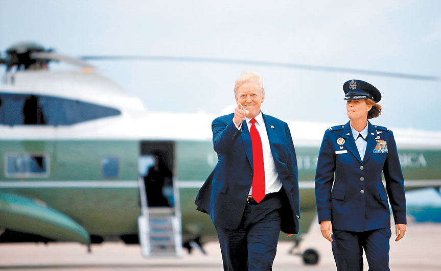 El presidente estadunidense sonríe antes de abordar el avión Air Force One este fin de semana. (Eric Thayer/Reuters)