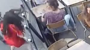 El acosador golpeó en el rostro a la joven, ante el asombro de los clientes de una cafetería en Francia (Especial).